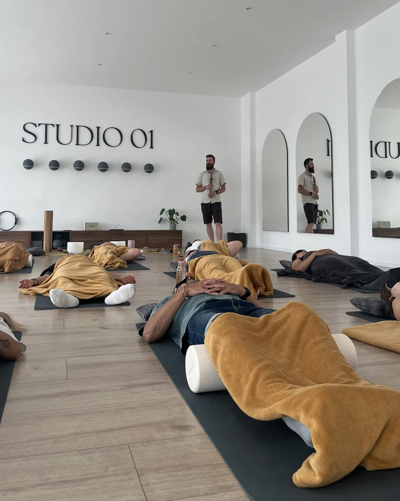 Skupinový Sound Healing - ľudia ležia prikrytí dekami počas terapie